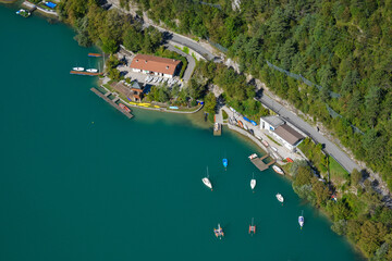 Fotografía aérea con paisaje en el lago de Barci en la región de Friul Venecia - Julia en el...