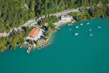 Fotografía aérea de puerto deportivo en el lago de Barci en la región de Friul Venecia - Julia...