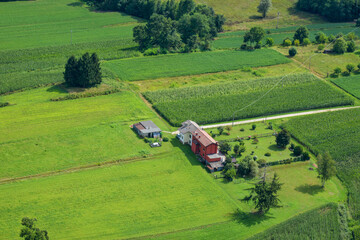 Fotografía aérea con campos de cultivo y casa rural en la región de Friul Venecia - Julia en el...