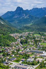 Fototapeta na wymiar Fotografía aérea de una población en un valle de la región alpina de Friul Venecia-Julia en Italia