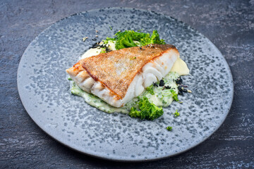 Modern Style traditionelles gebratenes Skrei Kabeljau Fisch Filet mit Kartoffel Püree und Baby...
