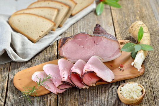 Schwarzger&auml;ucherter bayerischer Landschinken mit Meerrettich und deftigem Bauernbrot &ndash; Bavarian smoked country ham with horseradish and hearty farmhouse bread