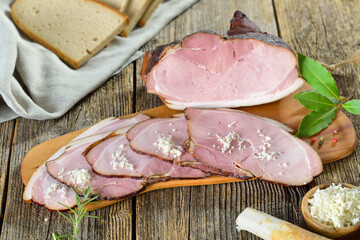Schwarzgeräucherter bayerischer Landschinken mit Meerrettich und deftigem Bauernbrot – Bavarian smoked country ham with horseradish and hearty farmhouse bread