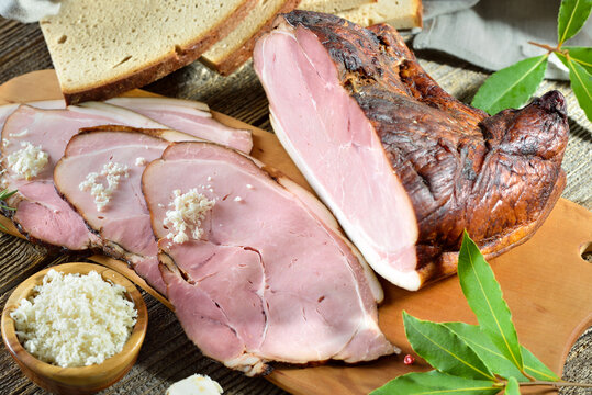 Schwarzgeräucherter bayerischer Landschinken mit Meerrettich und deftigem Bauernbrot – Bavarian smoked country ham with horseradish and hearty farmhouse bread