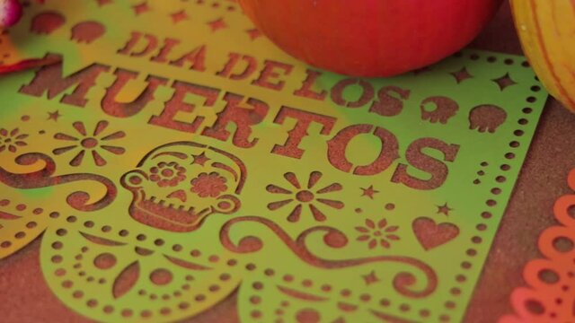 Mexican traditions, papel picado for d&iacute;a de muertos. Long video.