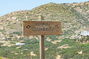 Wanderwegweiser auf der Insel Amorgos, Kykladen, Griechenland