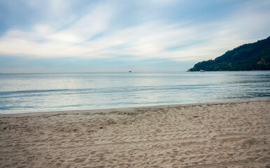 Praia de Balneário do Camboriú vazia. Mar tranquilo quebrando na areia deserta sem pessoas com vista para o horizonte.