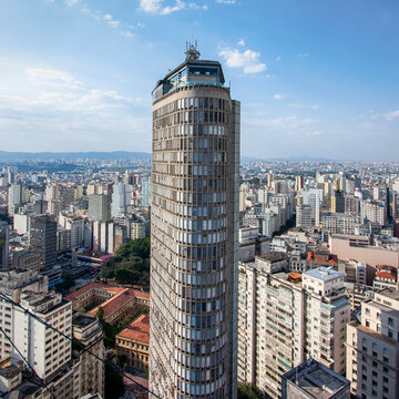 Horizonte da cidade de S&atilde;o Paulo com a torre do Edif&iacute;cio It&aacute;lia ao centro.
