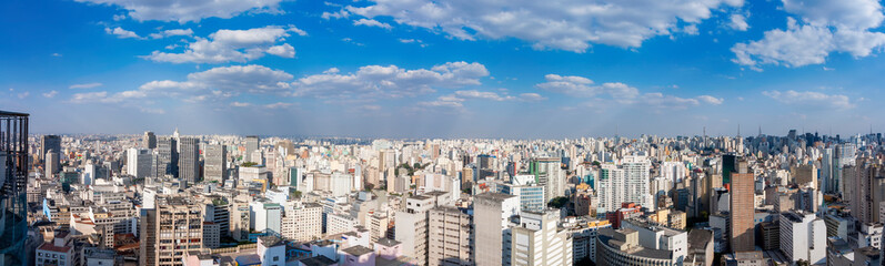 Panorâmica aérea gigante da cidade de São Paulo.