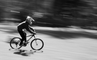 Radfahrer in Bewegung vor unscharfem Hintergrund