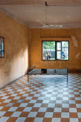 Inneres einer Gefängniszelle der Khmer Herrschaft. Übriggeblieben ist lediglich das eiserne...