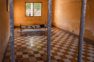 Inneres einer Gefängniszelle der Khmer Herrschaft. Übriggeblieben ist lediglich das eiserne Bettgestell - obrazy, fototapety, plakaty