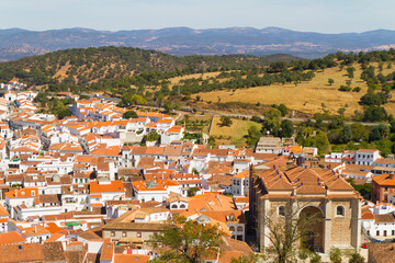 Obraz premium Panoramica, Paisaje o Vista en el pueblo de Aracena, provincia de Huelva, comunidad autonoma de Andalucia, pais de España
