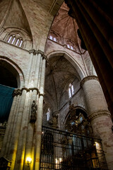 Fototapeta premium Arcos y bóvedas en una imagen de ángulo bajo de la catedral de Sigüenza, España