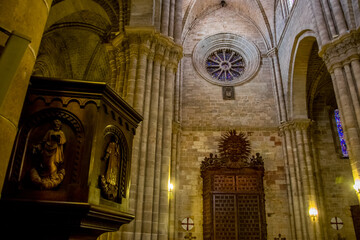 Elementos decorativos y arquitectónicos del interior de un templo gótico español