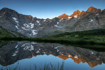  Lac des Fétoules au lever du soleil  , Paysage du parc national des Ecrins en été  , Saint...
