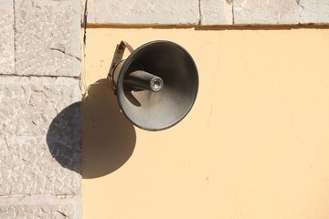 alter Lautsprecher an einer Hauswand