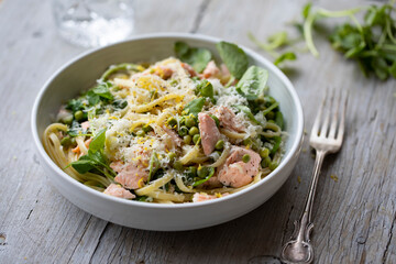 Linguine pasta with salmon, watercress and green peas
