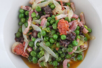 green peas with onion and pork