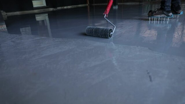 Needle roller on the self-leveling floor. Self-leveling floor tool. Self-leveling resin epoxy. Leveling with a mixture of epoxy floors