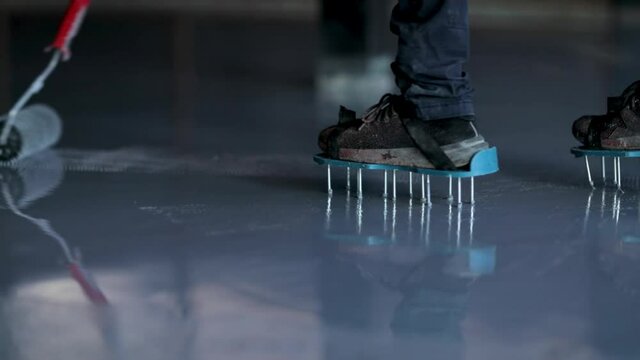 Needle roller on the self-leveling floor. Self-leveling floor tool. Self-leveling resin epoxy. Leveling with a mixture of epoxy floors