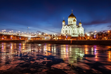 Obraz premium View of the Cathedral of Christ the Savior on the Prechistenskaya Embankment on the banks of the Moskva River in the winter evening. Moscow, Russia