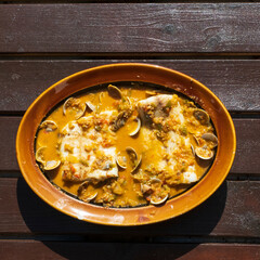 Guiso de bacalao con almejas