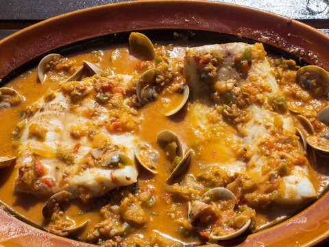 Guiso de bacalao con almejas