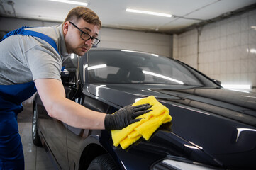 Master finish washing car and wiping the side by microgiber cloth at a car workshop - 423069668