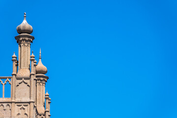 Obraz premium The walls and towers of the old palace on the background of a blue sky
