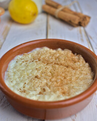 Arroz con leche muy cremeso con un toque de limón y canela, postre tradicional de la dieta mediterranea