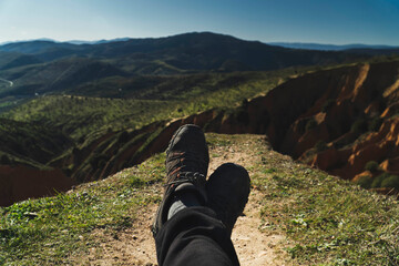Fotografía de pies de senderismo, fondo panorámico de paisaje de montaña , pies sobre en la montaña