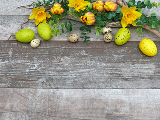 Oeufs de Pâques avec des fleurs