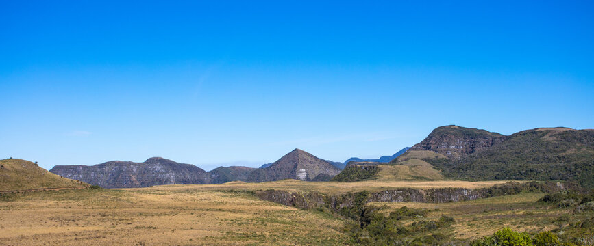 Paisagem do planalto catarinense no Brasil e c&eacute;u azul