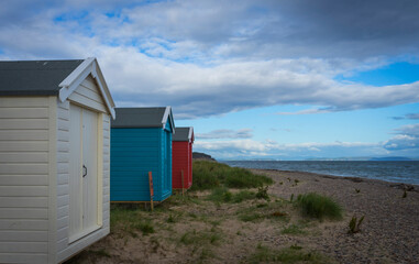 Obraz na płótnie Canvas beach huts at findhorn beach