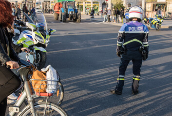 gendarmes à moto en intervention dans une ville en France