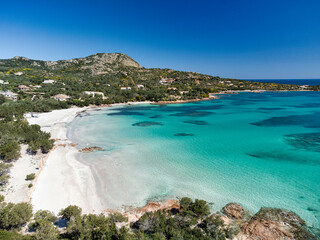 Fantastica spiaggia in sardegna, sabbia bianca e acqua cristallina. © Alien
