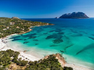 Fantastica spiaggia in sardegna, sabbia bianca e acqua cristallina.