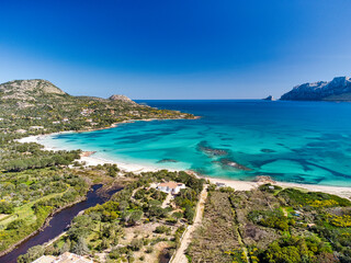 Fototapeta premium La Bellissima Spiaggia di Porto Istana con sfondo l' isola di Tavolara, Sardegna.