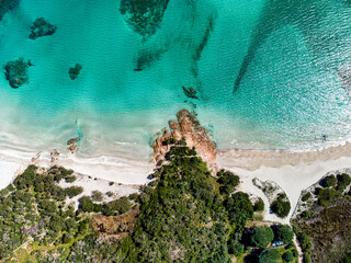 Fantastica spiaggia in sardegna, sabbia bianca e acqua cristallina. © Alien