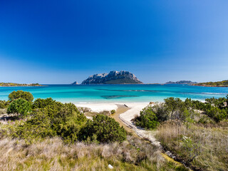 La Bellissima Spiaggia di Porto Istana con sfondo l' isola di Tavolara, Sardegna.
