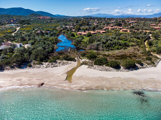 Fantastica spiaggia in sardegna, sabbia bianca e acqua cristallina. © Alien