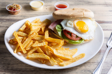 sandwich completo con papas