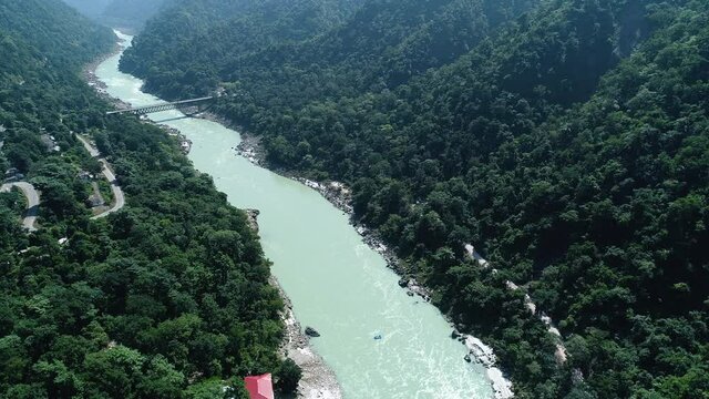 Le fleuve du Gange pr&egrave;s de Rishikesh &eacute;tat de l'Uttarakhand en Inde vue du ciel