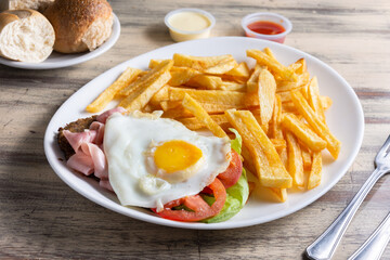 hamburguesa completa con papas