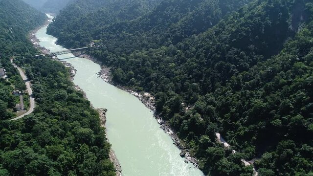 Le fleuve du Gange pr&egrave;s de Rishikesh &eacute;tat de l'Uttarakhand en Inde vue du ciel