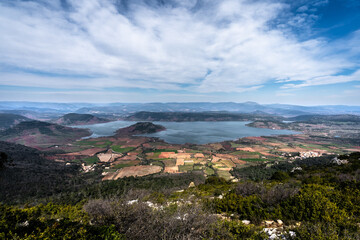 vue aérienne sur  un lac d'Occitanie, le Salagou
