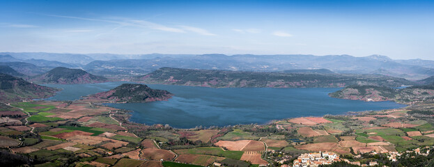 vue panoramique et arienne sur un lac et ses rives verdoyantes