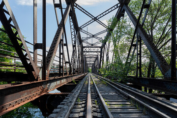 point de vue d'un pont de train avec gros plan sur les rails en été lors d'une journée ensoleillée