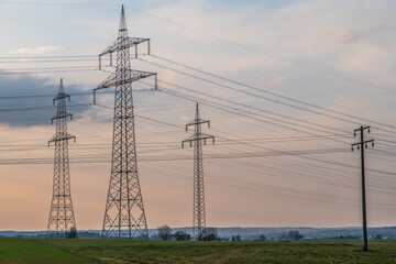 Hochspannungsmasten einer &Uuml;berlandleitung